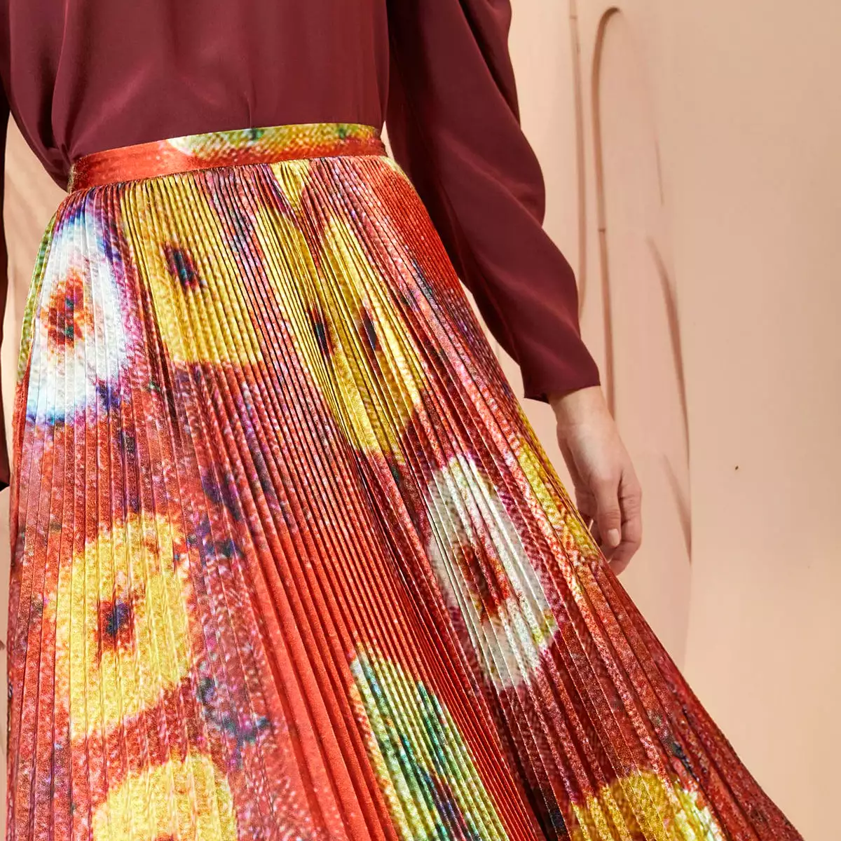 RAMI SKIRT PLEATED RAINBOW MEDALLION