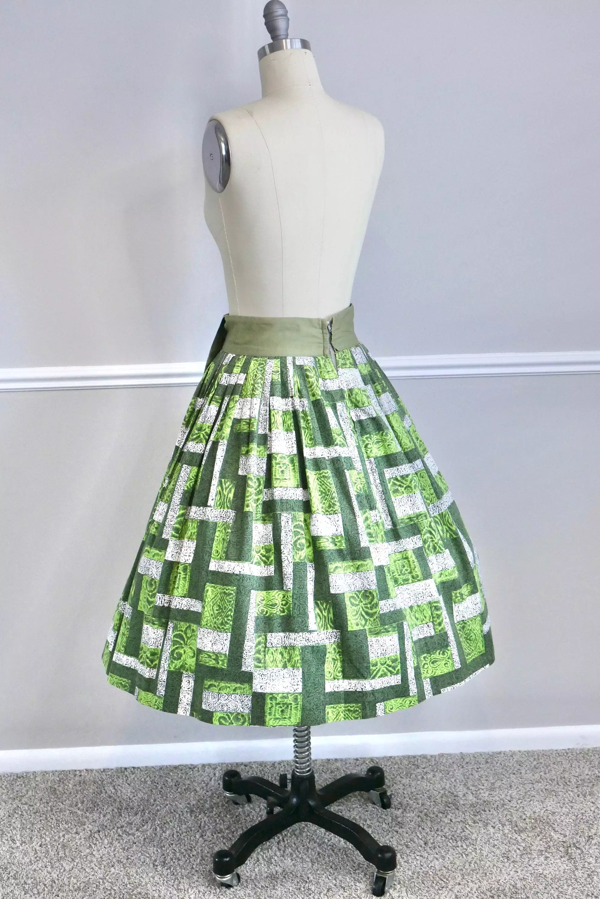 Vintage 1950s Novelty Print Circle Skirt / 50s retro kelly green full skirt Size S